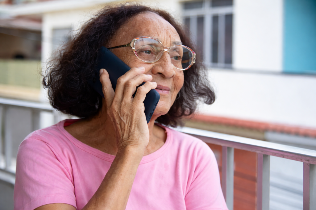 Atendimento ao paciente em clínicas por telefone com paciente idosa entrando em contato com a clínica